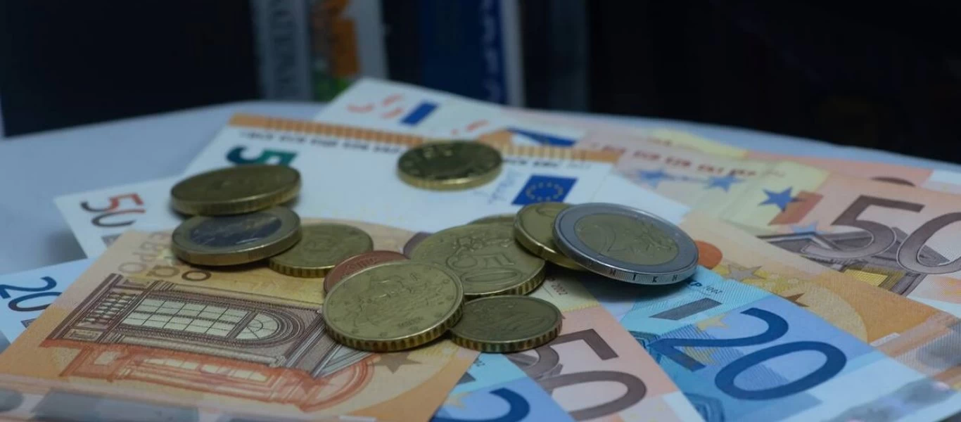 «Επιδοτούμενοι εργαζόμενοι»: Το ελληνικό κράτος θα πληρώνει μέρος του μισθού τους με... δανεισμό